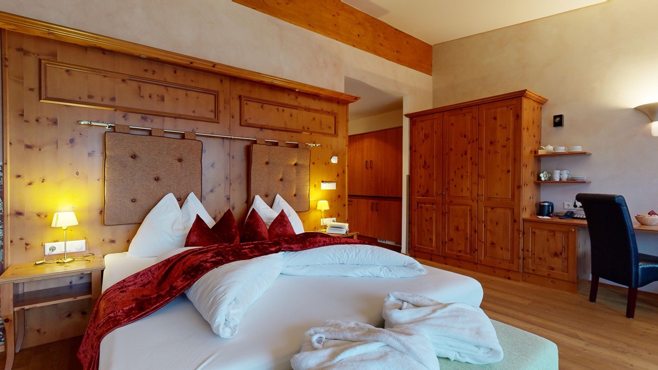 Suite romantique avec vue sur le lit et dressing